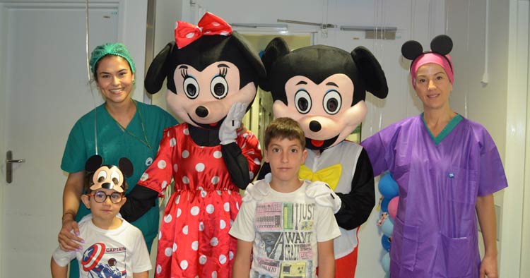 Crianças do Hospital de Braga surpreendidas pelo Mickey e Minnie