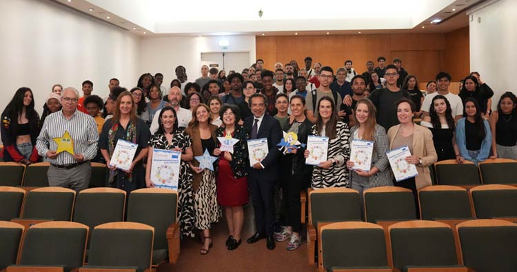 Alunos de Braga lançam livro que conta a história da União Europeia a crianças e jovens