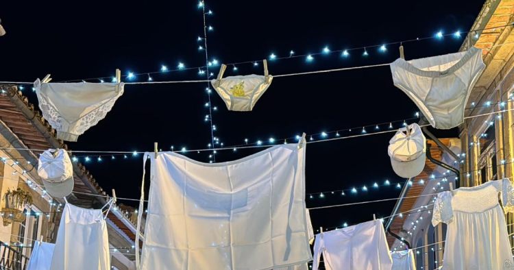 Imagens da Noite Branca de Penafiel viralizam com decoração de roupa interior