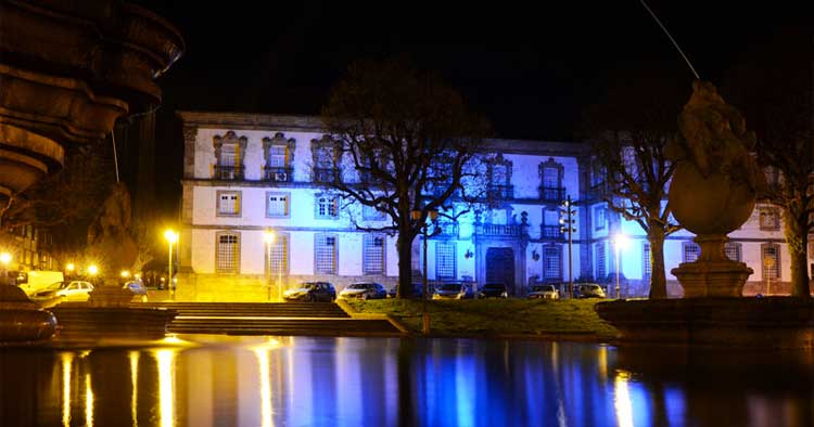 Biblioteca Pública de Braga faz 183 anos com visita noturna, caça ao poema, ioga e oficinas