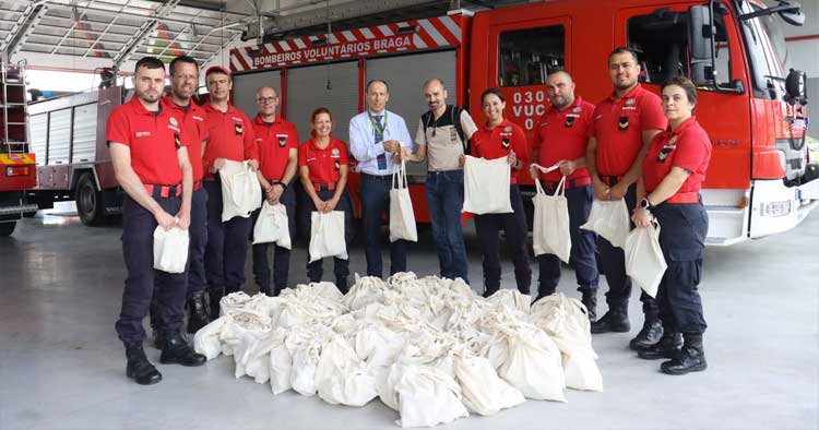 Pingo Doce oferece cabazes de bens essenciais aos Bombeiros Voluntários de Braga