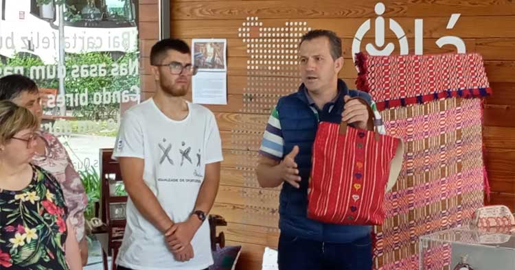 Artesão de Vila Verde expõe trabalhos feitos no tear