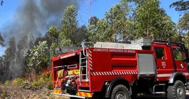 Bombeiros de Braga combatem incêndio em Escudeiros