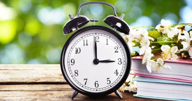 Não se esqueça. A hora muda no domingo