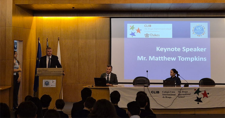 Alunos do Colégio Luso Internacional de Braga debatem "O Recuo da Democracia"