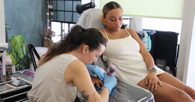 Stattoos em Braga prima pela arte com tatuagens em linha fina e delicada