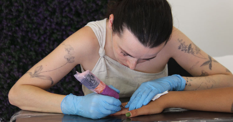 Stattoos em Braga prima pela arte com tatuagens em linha fina e delicada