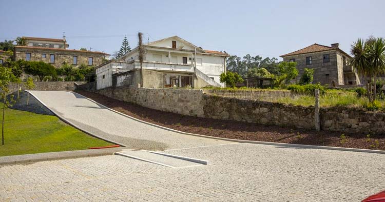 Barcelos inaugura novo parque de estacionamento e jardim em Chavão