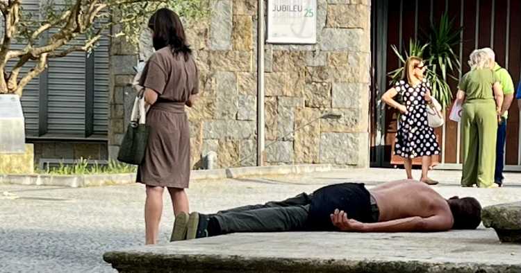 Há pessoas a dormir no chão das ruas de Braga durante o dia
