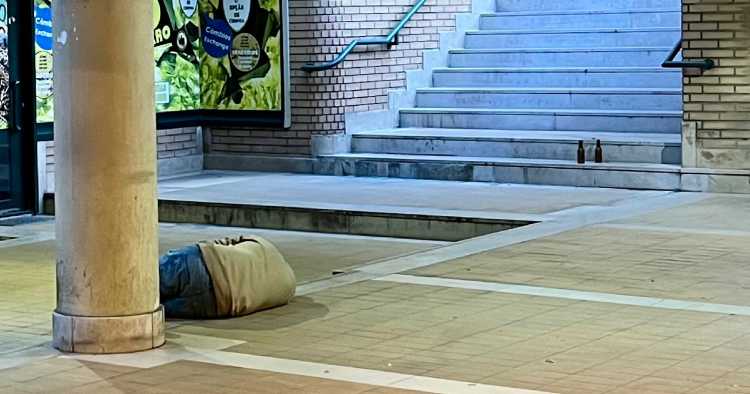 Há pessoas a dormir no chão das ruas de Braga durante o dia