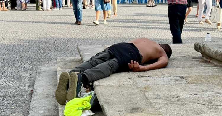 Há pessoas a dormir no chão das ruas de Braga durante o dia