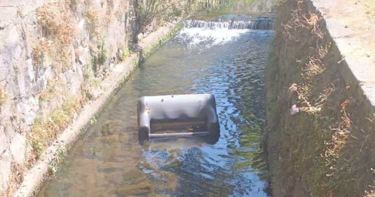 Sofá lançado ao Rio Este em Braga