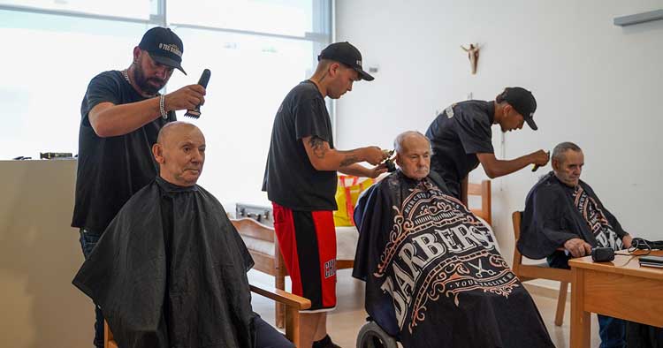 Barbeiro da Vila de Prado surpreende utentes de lar com cortes de cabelo gratuitos