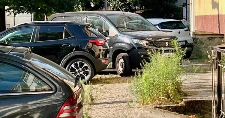 Carros estacionados em cima de passeios em Braga revoltam moradores