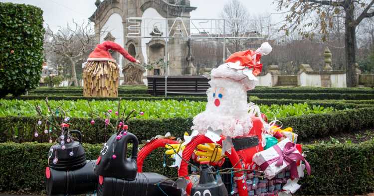 Trabalhos do “Natal Ecológico 2025” expostos no Largo da Porta Nova em Barcelos