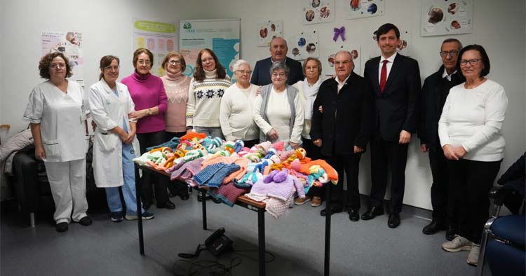 Associação de Idosos do Centro Histórico doa roupas a bebés prematuros do Hospital de Braga