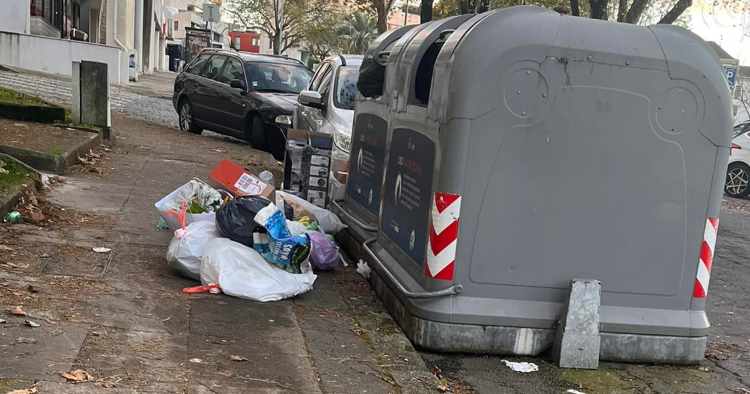 Braga: Cidadãos colocam lixo no meio do passeio junto a contentores vazios