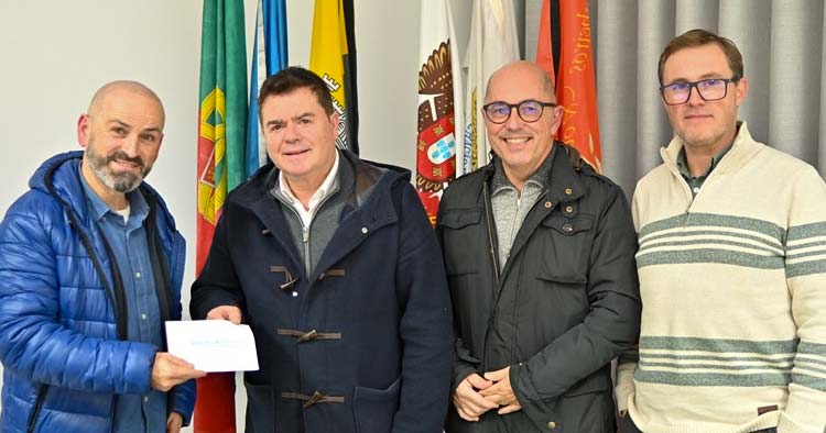 Vespa Clube de Guimarães entrega donativo aos Bombeiros Voluntários de Vieira do Minho