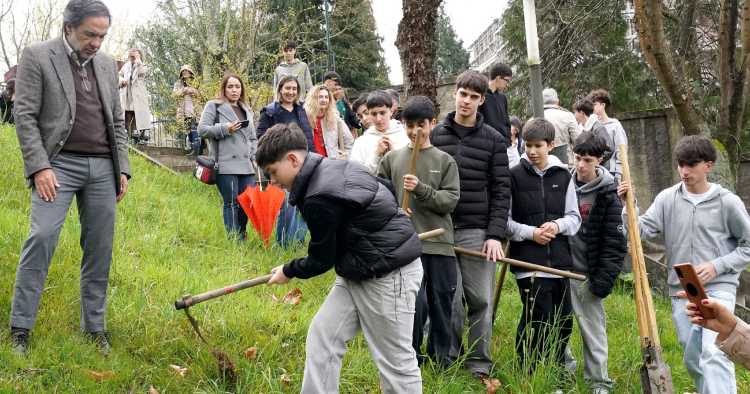 Oxigenar Braga sensibiliza comunidade escolar com ação de plantação na EB 2/3 de Nogueira