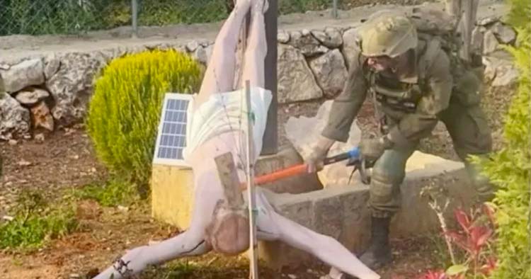 Soldado israelita a destruir imagem de Jesus está a chocar católicos de todo o mundo