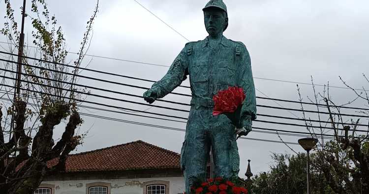 Braga: “Os Satélites 79" e ACUF prestam tributo aos militares do 25 de Abril