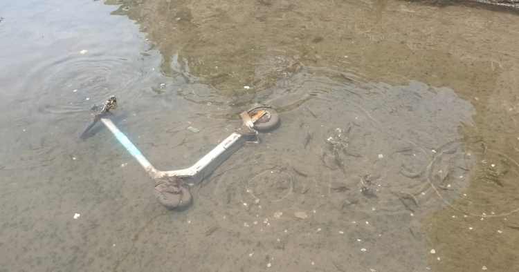 Vandalismo repete-se. Trotineta elétrica acaba no Rio Este em Braga