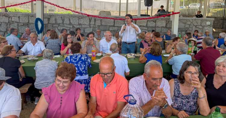Seniores da Póvoa de Lanhoso celebraram Santos Populares com sardinhada
