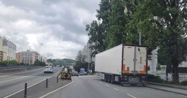 Amar e Servir Braga questiona Município sobre estacionamento de pesados no espaço público