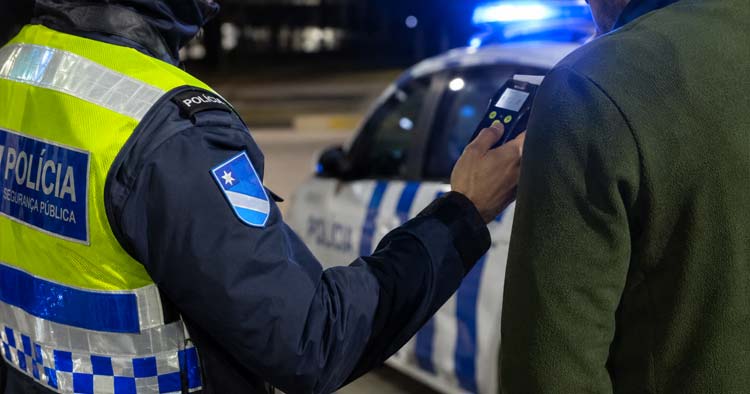 PSP detém dois homens por conduzirem sem carta em Famalicão e Guimarães