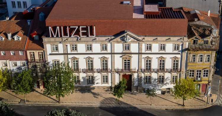 MUZEU recebe apresentação do livro "Fios de Vida e Histórias Costuradas" em Braga