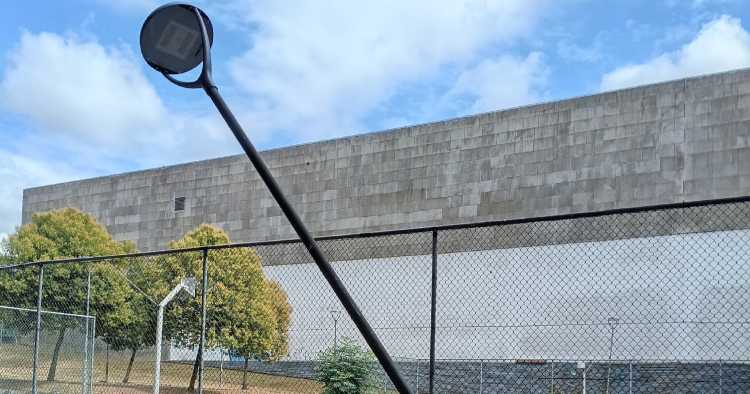 Braga: Poste de luz inclinado junto a ringue desportivo gera preocupação com a segurança