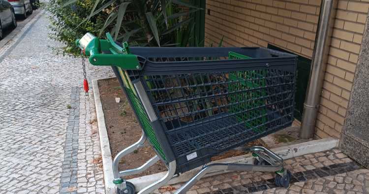 Braga: Carrinhos de compras continuam a trocar o supermercado pela rua