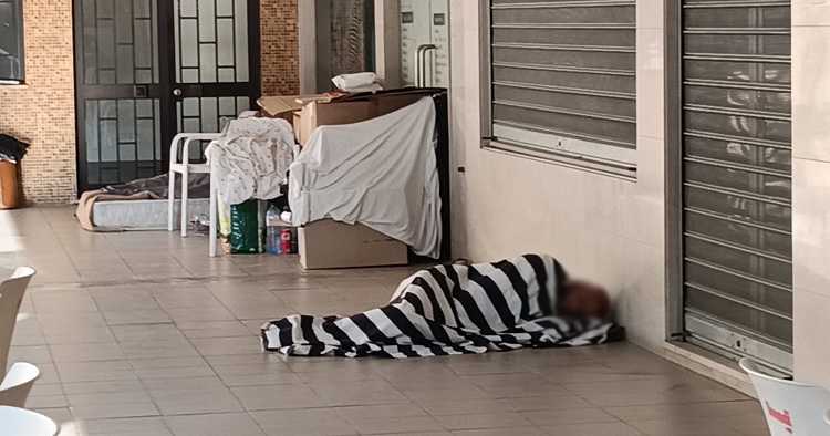 Moradores preocupados com sem-abrigo que dorme junto a pastelaria em Braga