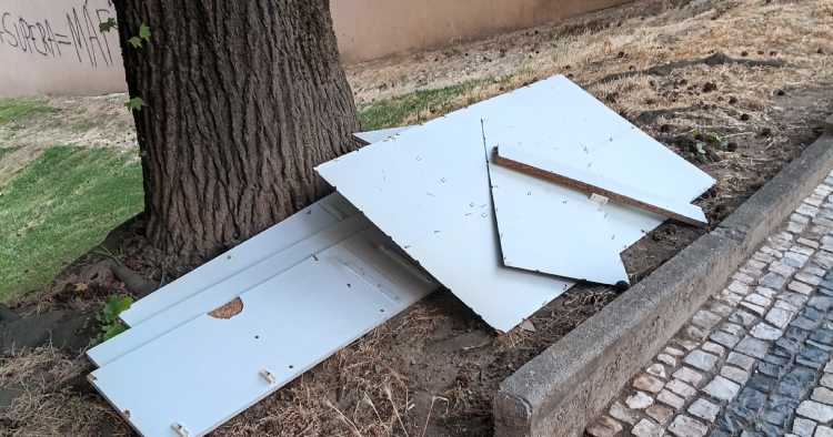Braga: Restos de móveis abandonados em pleno jardim público