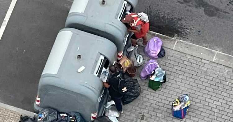Dois homens vistos a procurar garrafas nos contentores do lixo em Braga