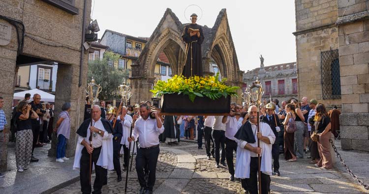 Milhares de fiéis marcaram a Majestosa Procissão de São Gualter em Guimarães